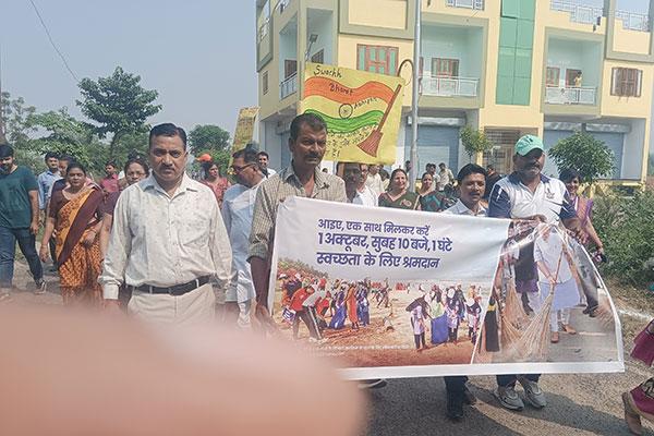 Shram Dan and Cleanliness Campaign at  Maharishi Vidya Mandir, Agra Road, Aligarh.