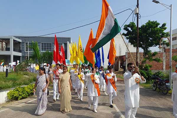 77th Independence Day was celebrated with great enthusiasm under the Amrit Mahotsav of the country's independence at Maharishi Vidya Mandir, Agra Road, Aligarh. All the students, teachers and staff of the school were present on this occasion.
